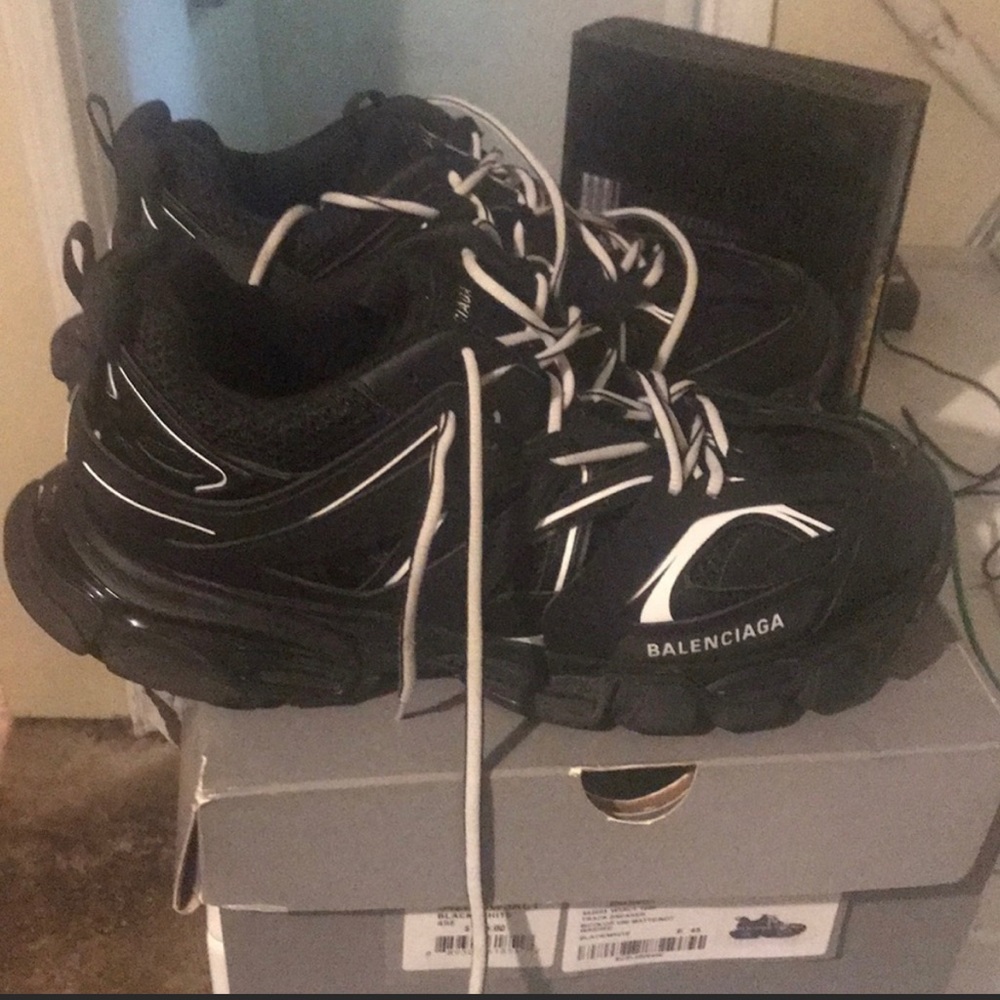 Balenciaga (black/white shoes)